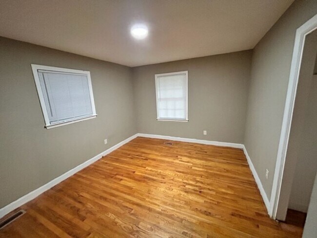 Building Photo - Welcome to this charming 3-bedroom, 1-bath...