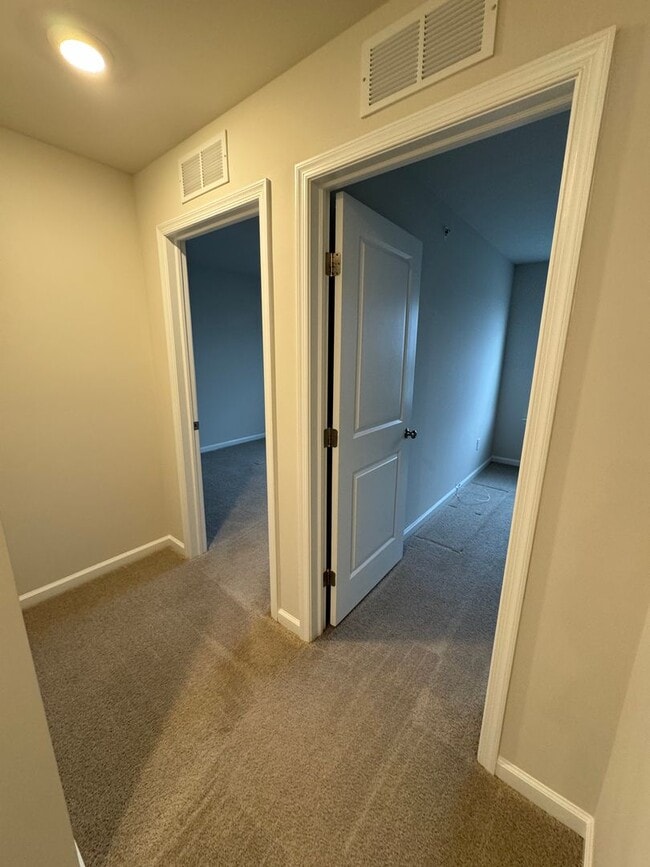 Building Photo - THREE BEDROOM NEW CONSTRUCTION PARKLAND SCHOOLS Townhome