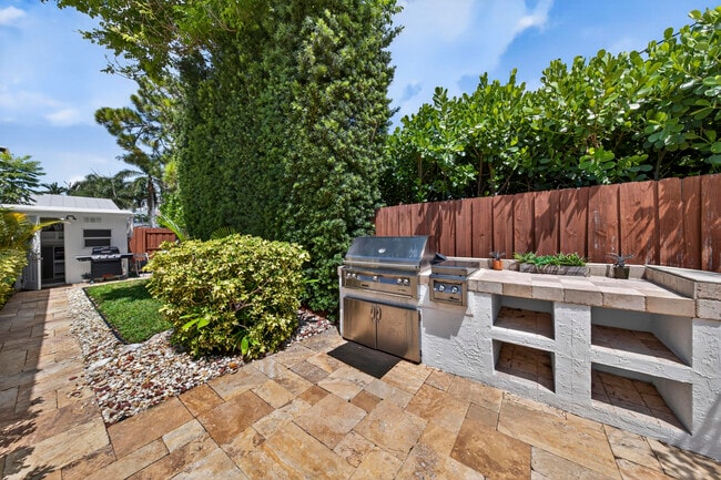 Building Photo - 510 NE 8th Ave