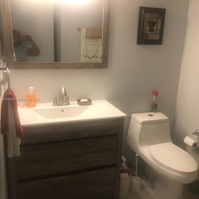 Building Photo - 195 Lakeview Dr