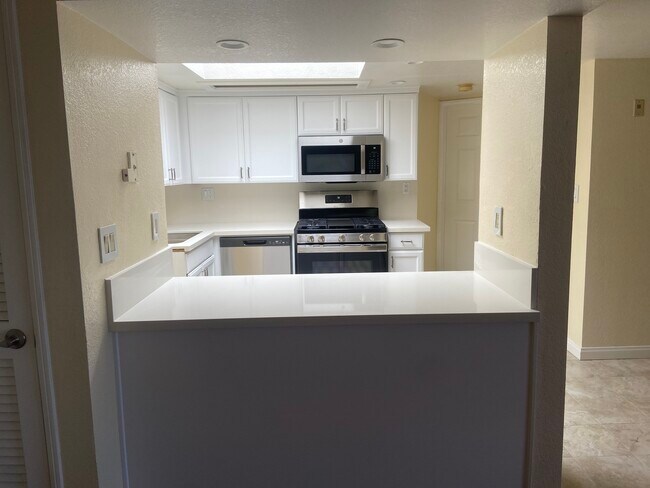 Building Photo - 435 E Valencia Ave