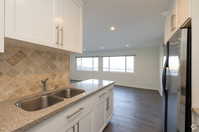 1BR, 1BA - 800SF - Kitchen - Elm Drive Apartments