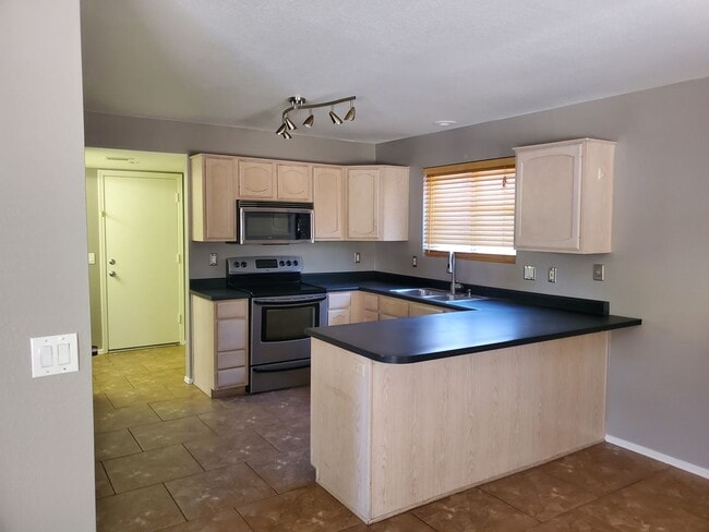 Building Photo - Ready to move in 3b 2b