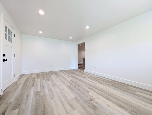 Building Photo - Beautiful, remodeled 1 bedroom apartment in the heart of sugarhouse.
