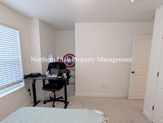 Building Photo - New 3 Bed 3 Bath Townhome