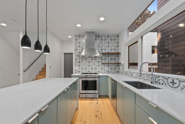 Building Photo - Fresh, Air-Conditioned Standalone Townhome in Coveted Lincoln Park