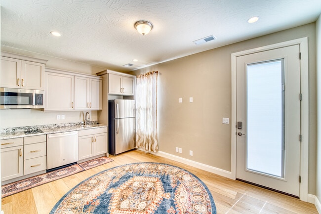 Building Photo - 1544 N Daylight St