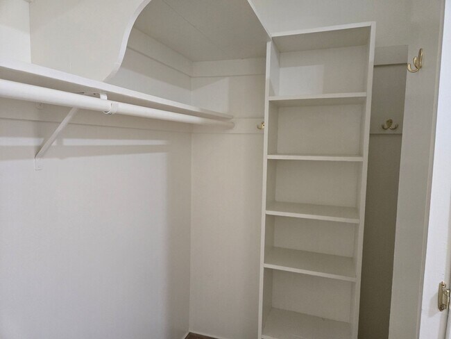 Building Photo - Completely Upgraded 2 bedroom Condo in Riverside