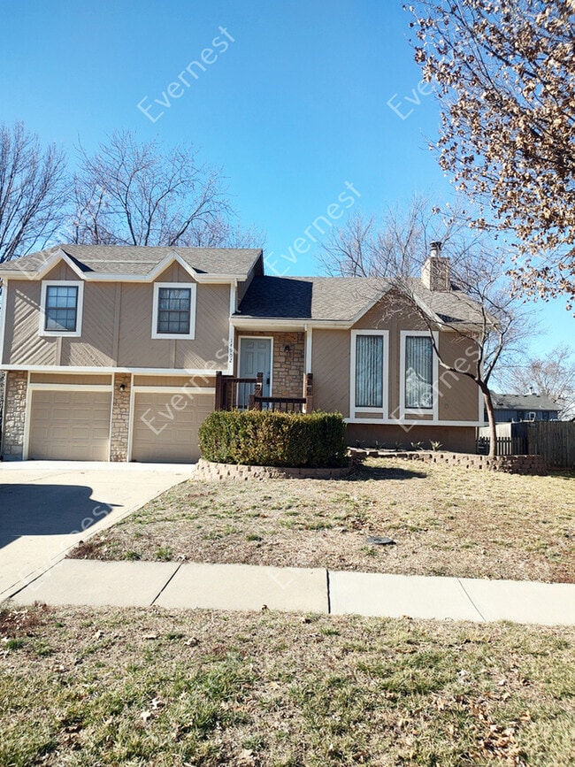 Primary Photo - 3 Bed & 2.5 Bath House in Olathe / Pet-Fri...