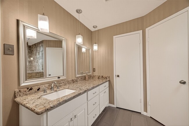 Building Photo - 7527 N Hollow Cir