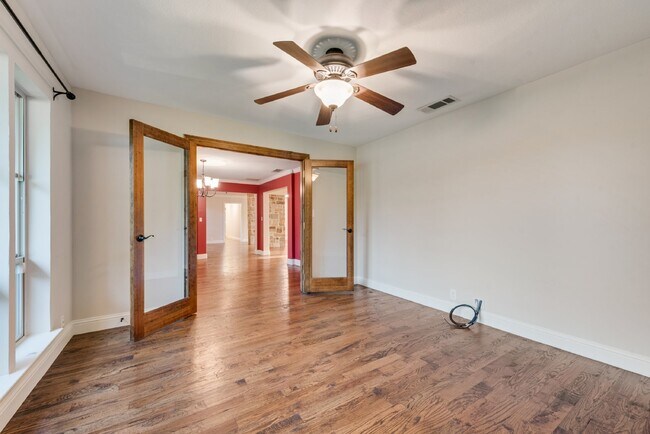 Building Photo - Spacious Elegance 5-Bed, 4.5-Bath Home with outside oasis