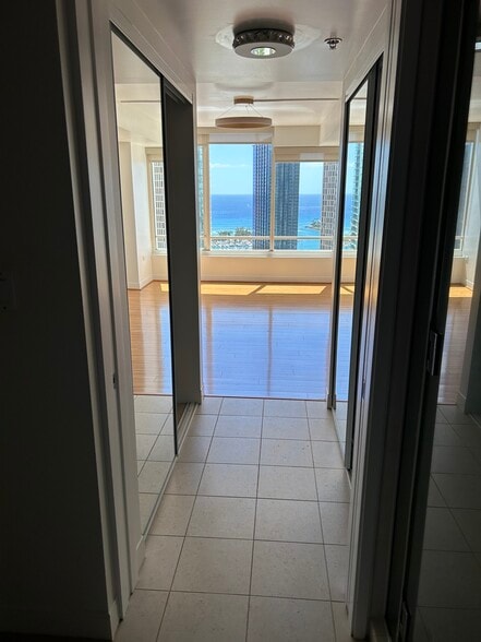 Building Photo - 1009 Kapiolani Blvd