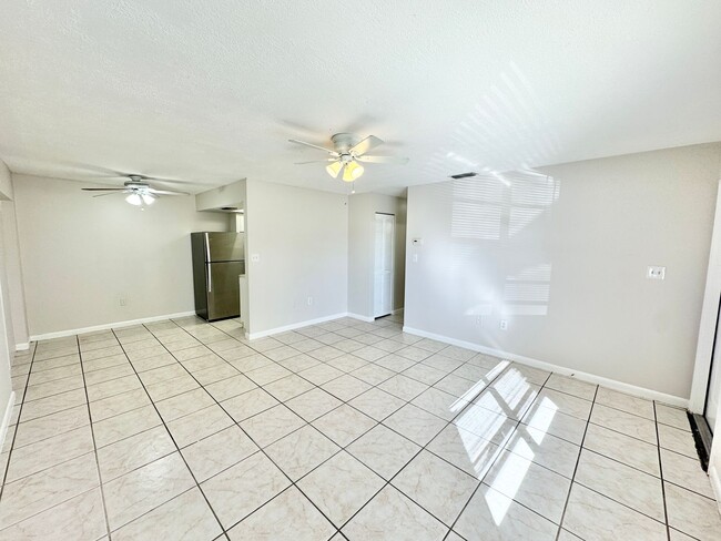 Building Photo - ** BONITA SPRINGS ** 2 BED / 1 BATH ** WES...