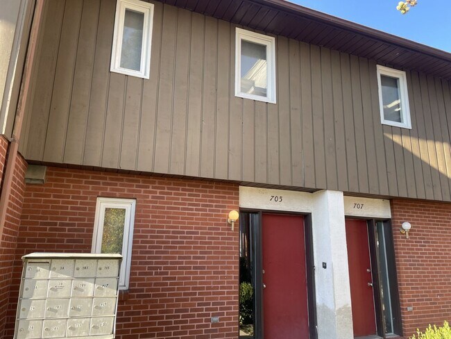 Building Photo - Biscayne/Sarasota  2 Bedroom Townhome on W. College Ave.