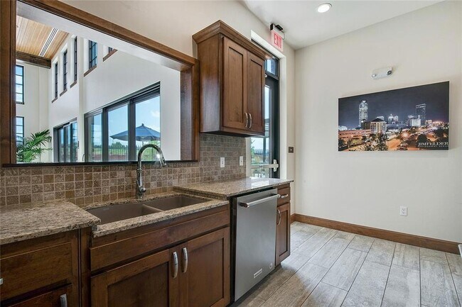 Building Photo - 418 NE 2nd St