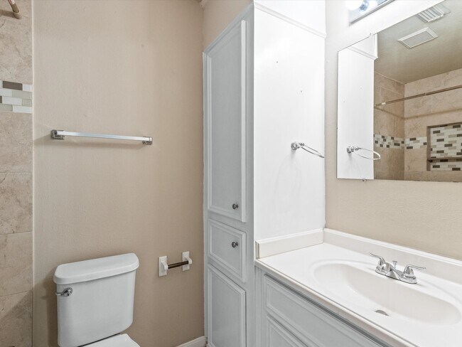 Building Photo - 9811 Charter Ridge Dr