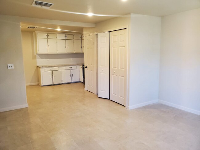 Building Photo - 118 Esmeralda Dr
