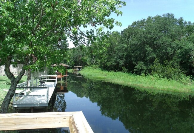 Building Photo - Canal Front Home