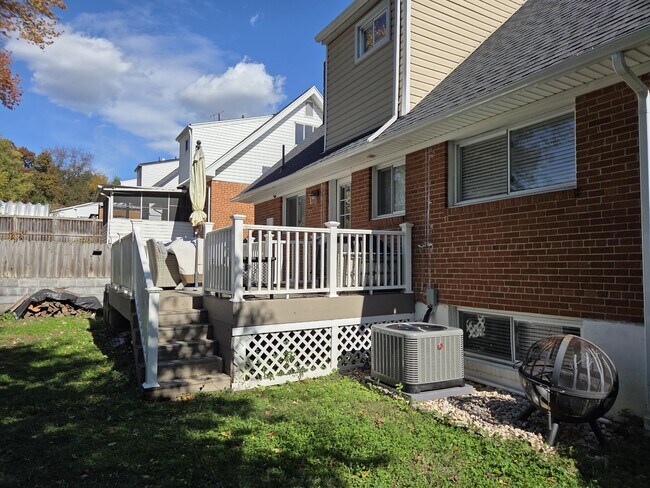 Building Photo - 108 N Gladden St