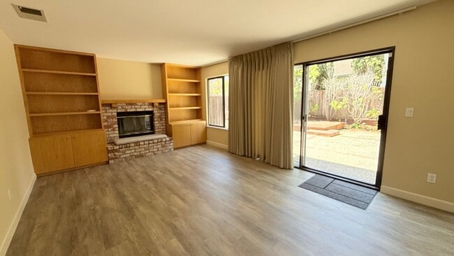 Building Photo - 223 Tipperary Lane -30% Rental Fee