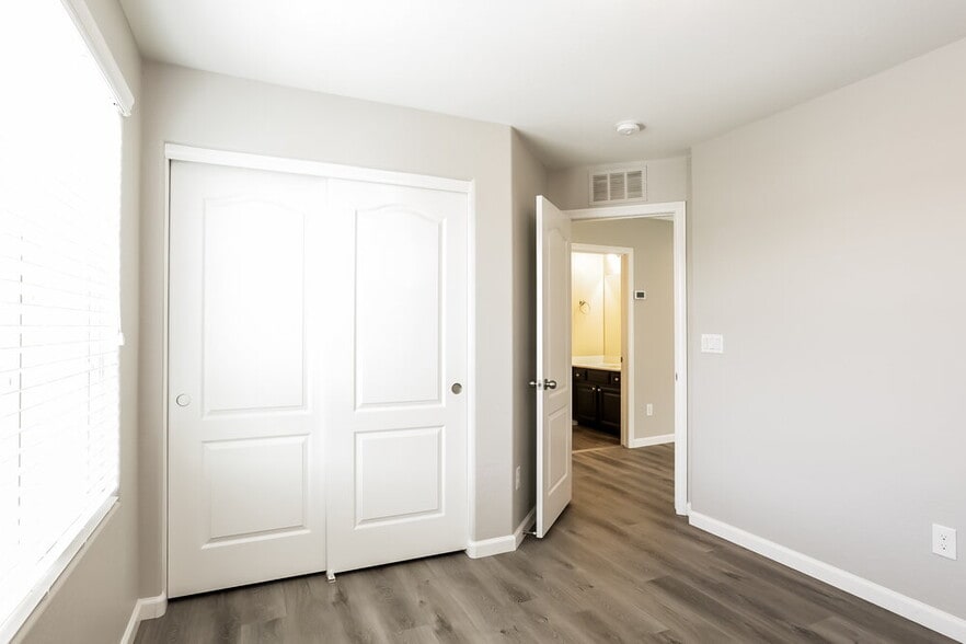 Building Photo - 6388 Kellyville Dr