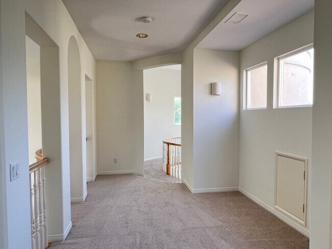 Building Photo - Luxury En Suite Living & Panoramic Views