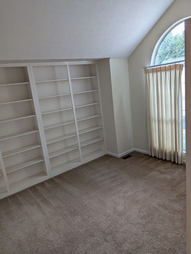 Building Photo - Spacious Home in Longhill Gate