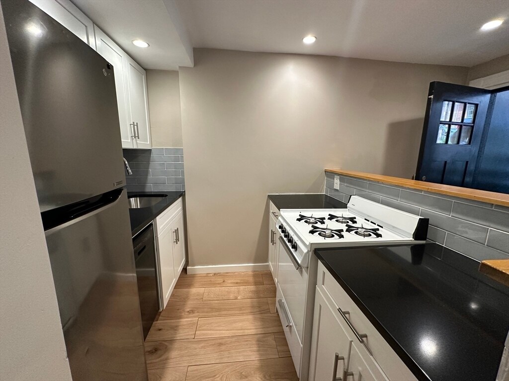 Building Photo - 61 Phillips St