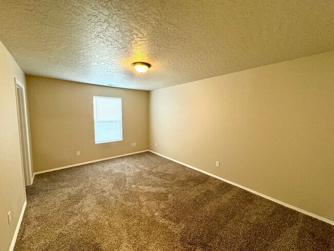 Building Photo - Spacious 5-Bedroom Home with 3-Car Garage in Nampa