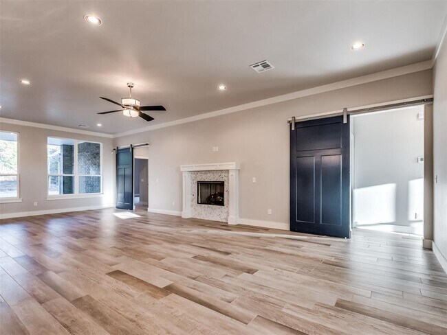 Building Photo - 2425 Rumble Ln