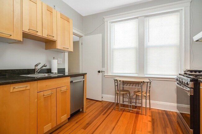 Building Photo - 91-93-93 Bynner St