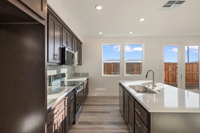 Building Photo - "Spacious 4-Bed, 3-Bath Oasis in Sacramento's Delta Shores!"