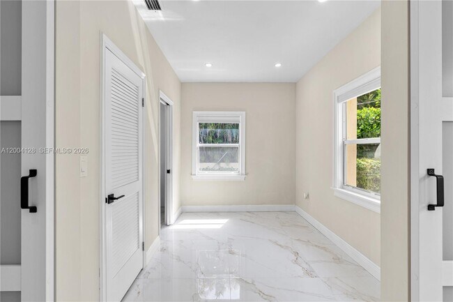 Building Photo - 2413 N Greenway Dr