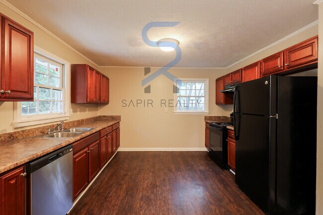 Building Photo - Move in before October 15th and get $100 O...