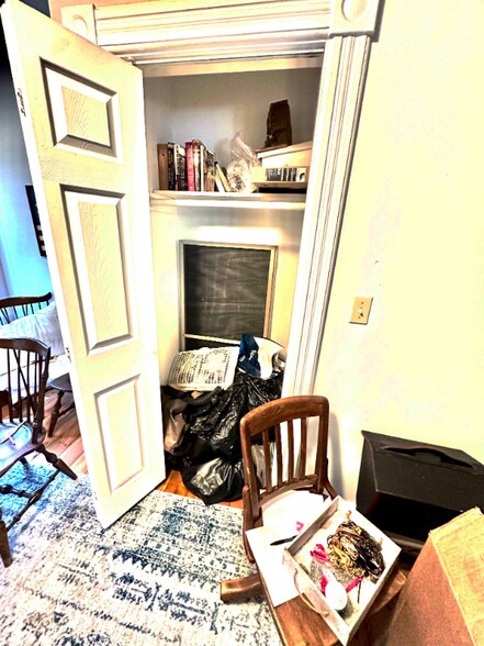 Building Photo - 229 W Van Buren St