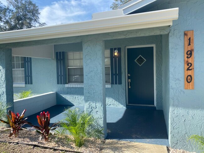Building Photo - 1920 Travelers Palm Dr