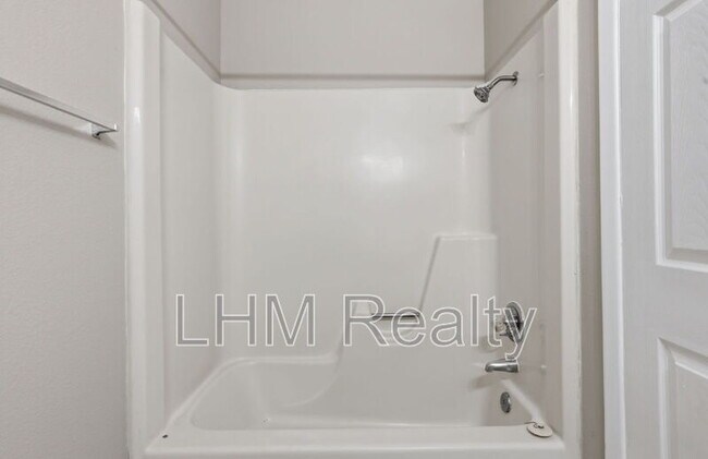 Building Photo - 860 E Brown Rd