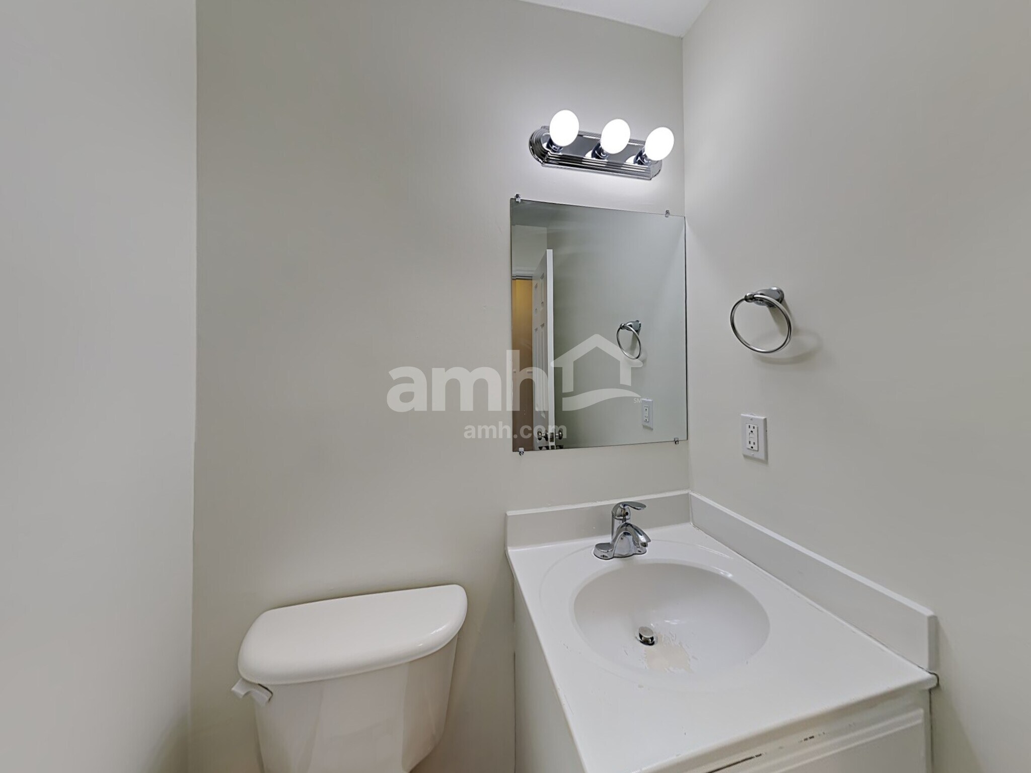 Building Photo - 241 Pinecroft Dr