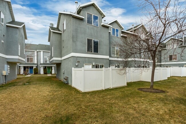 Building Photo - 475 N Redwood Rd
