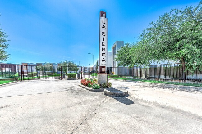Building Photo - 5519 Paraiso Pl