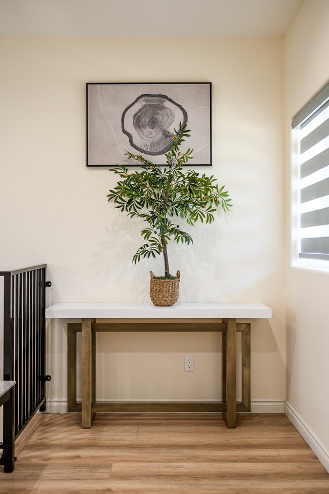 Building Photo - Stylish & Bright 2 Bed 2 Bath | Fully Furn...