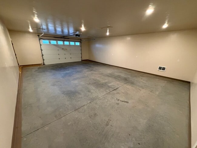 Building Photo - 11 Fieldcross Ln