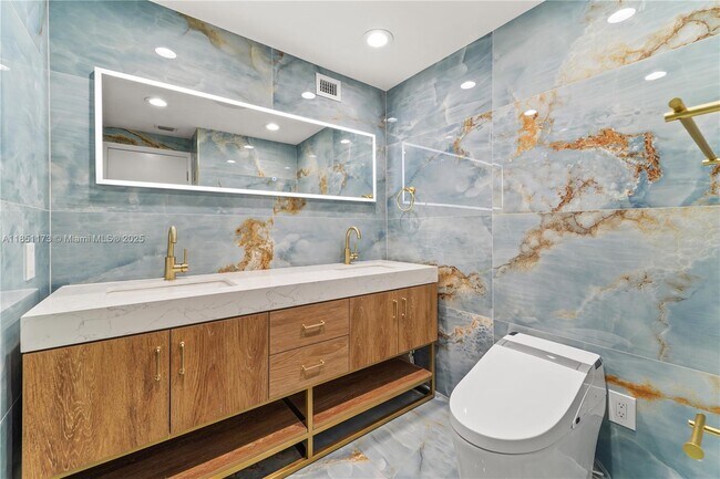 Building Photo - 5640 Collins Ave