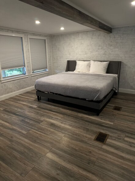 Building Photo - 311 N Blue Lake Terrace