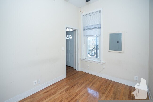 Building Photo - 3356 N Sheffield Ave