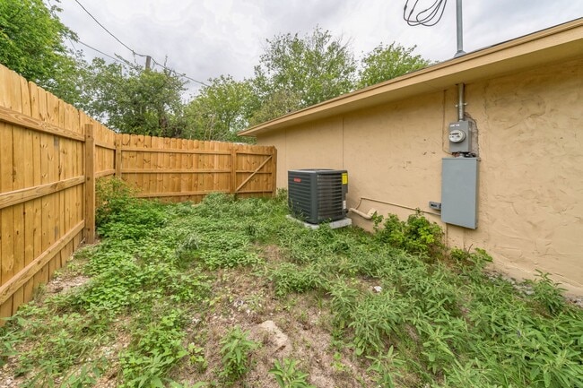 Building Photo - For Lease – 2 Bedroom, 1 Bath Corner Home in Kerrville, TX