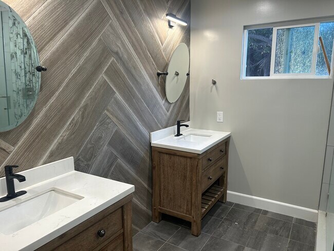 Main bathroom - 19548 Los Alimos St