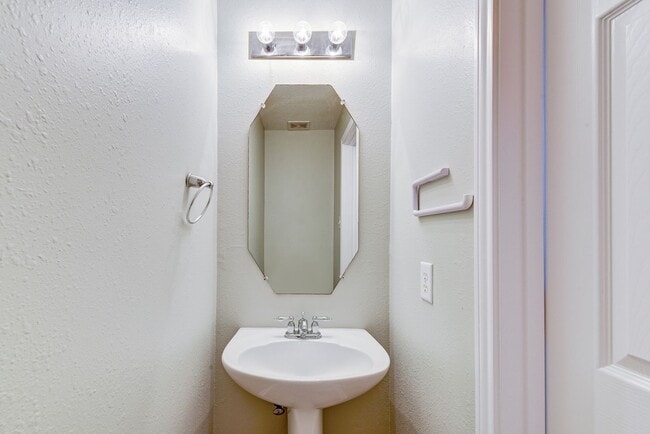 Building Photo - Gorgeous 3bed/2.5bath home!