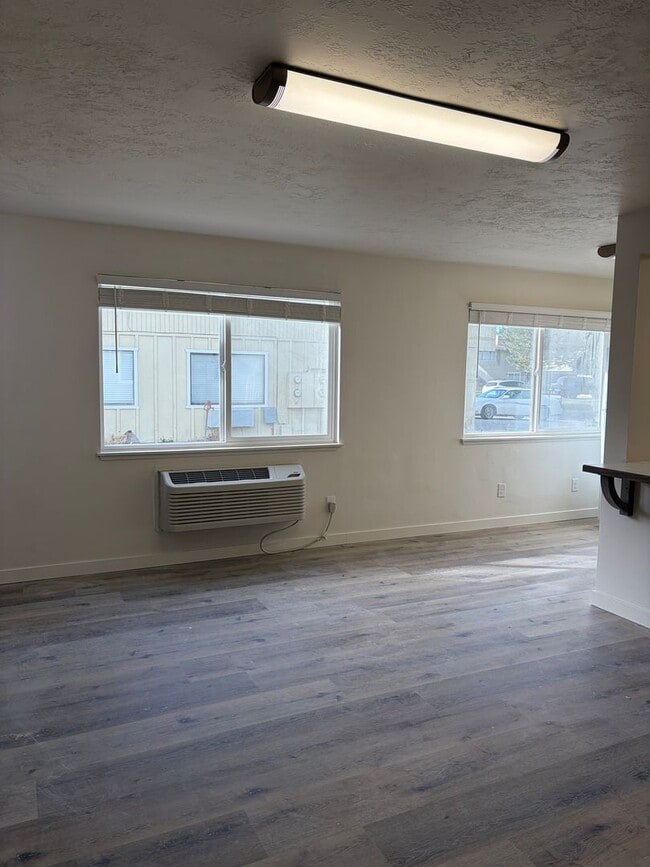 Building Photo - 797 Meadows Dr