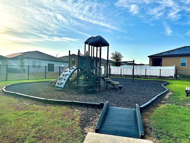 Building Photo - Private Back Yard! - 3 Bedroom 2 Bathroom ...